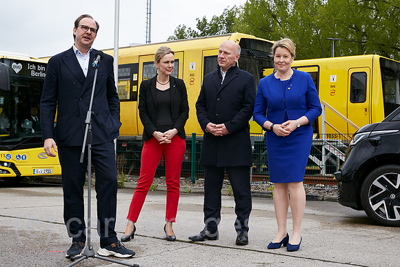 Berlin, Deutschland - Henrik Falk begruesst Manja Schreiner, Kai Wegner und Franziska Giffey auf dem Gelaende der BVG in der Betriebswerkstatt Berlin-Friedrichsfelde.