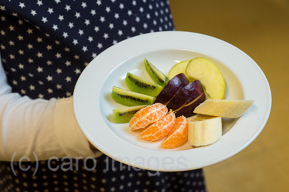 Berlin, Deutschland - Teller mit frisch zubereitetem Obst