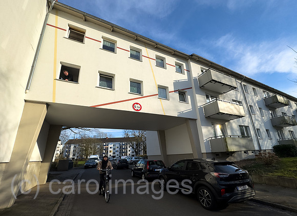 Deutschland, Bremen - Hochhaussiedlung ca. 60er Jahre, Haus ist wie eine Bruecke ueber die Strasse gebaut