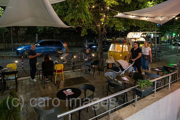 Albanien, Tirana - Kneipenmeile Kalaja Toptani im Zentrum, auch Touristenattraktion jedoch mehr Einheimische unterwegs