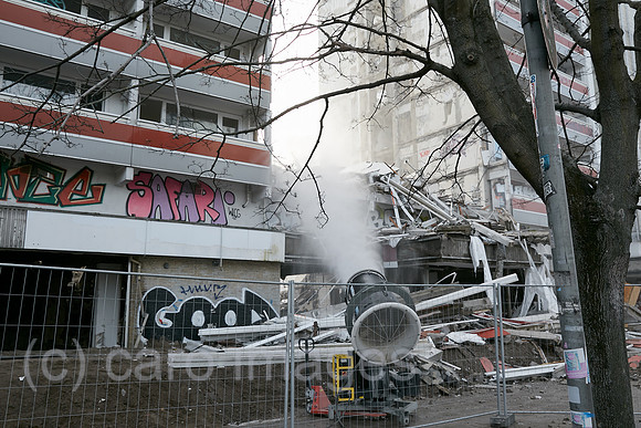 Berlin, Deutschland - Ein Ventilator versprueht Wasertropfen zum erfassen der Staubpartikel bei Abrissarbeiten an einem Plattenbau an der Mollstrasse in Berlin-Mitte.