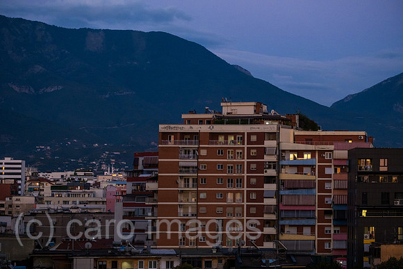 Albanien, Tirana - Wohnblocks im Zentrum