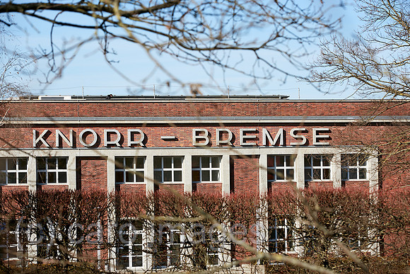 Berlin, Deutschland - Blick auf das Fabrikgebaeude der Knorr-Bremse AG in Berlin-Lichtenberg.