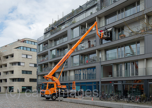 Berlin, Deutschland - Installation von Markisen an Luxusbauten am Fromet-und-Moses-Mendelsohn-Platz in Kreuzberg
