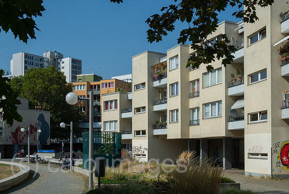 Berlin, Deutschland - Wohnbebauung am Mehringplatz in Kreuzberg