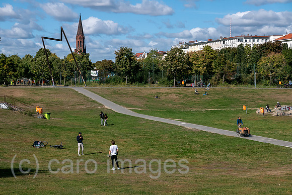 Deutschland, Berlin - Goerlitzer Park im Stadtteil Kreuzberg, links die evangelische Emmaus-Kirche
