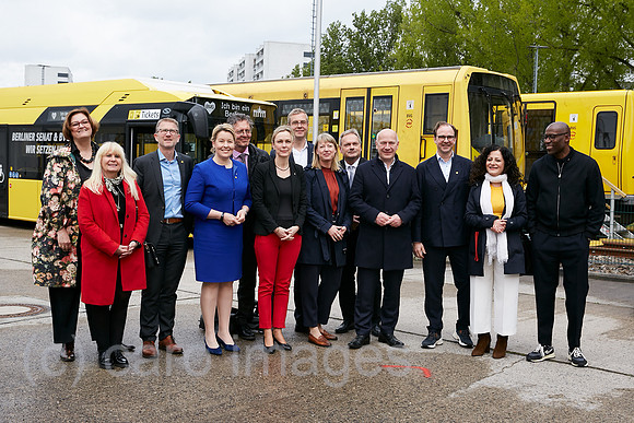 Berlin, Deutschland - Treffen des Berliner Senats mit den Vorstaenden der BVG in der Betriebswerkstatt Berlin-Friedrichsfelde.