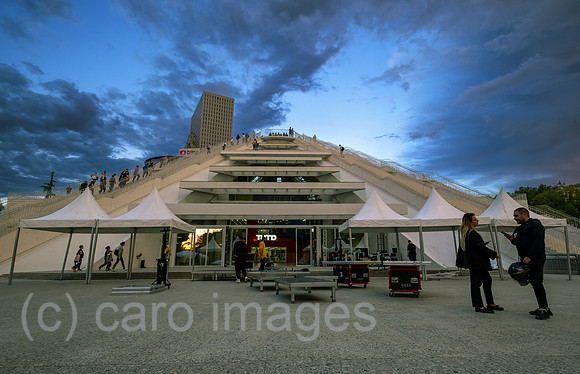 Albanien, Tirana - Pyramide von Tirana, 1988 als Enver-Hoxha-Museum erbaut, dem 1985 verstorbenen Diktator gewidmet, heute Veranstaltungsort, Aussichtsplattform, Touristenmagnet