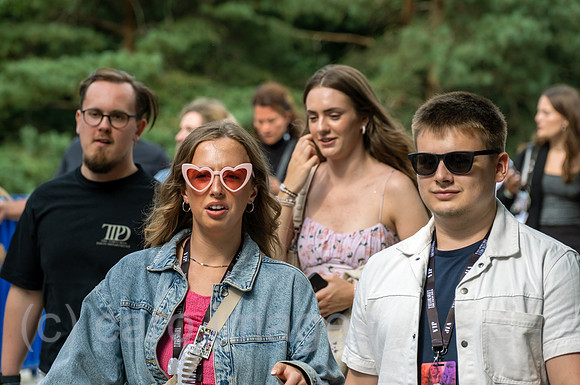Deutschland, Hamburg - Taylor-Swift-Fans auf dem Weg zum Konzert ihres Stars im Volksparkstadion