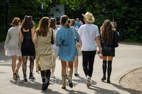 Deutschland, Hamburg - Taylor-Swift-Fans auf dem Weg zum Konzert ihres Stars im Volksparkstadion