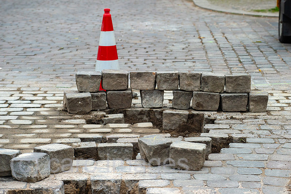 Berlin, Deutschland - Baustelle und Strassenabsprerrung wegen Schaeden am Strassenpflaster