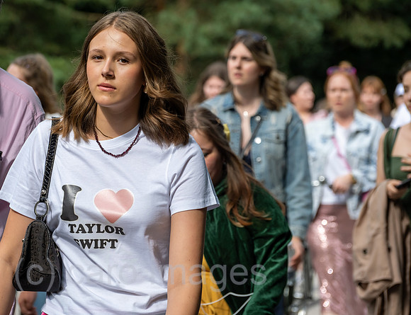 Deutschland, Hamburg - Taylor-Swift-Fans auf dem Weg zum Konzert ihres Stars im Volksparkstadion