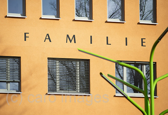 Berlin, Deutschland - Schriftzug Familie an einer Hausfassade