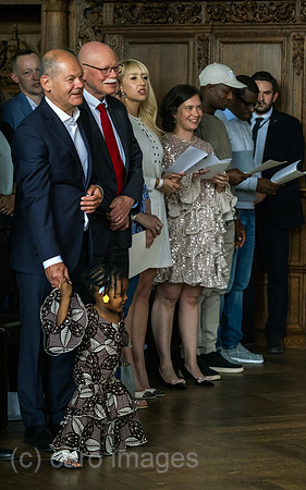 Deutschland, Bremen - Einbuergerungsfeier in der in der Oberen Rathaushalle, von links nach rechts Bundeskanzler Olaf Scholz, Bremer Innensenator Ulrich Maeurer, neue Staatsbuerger