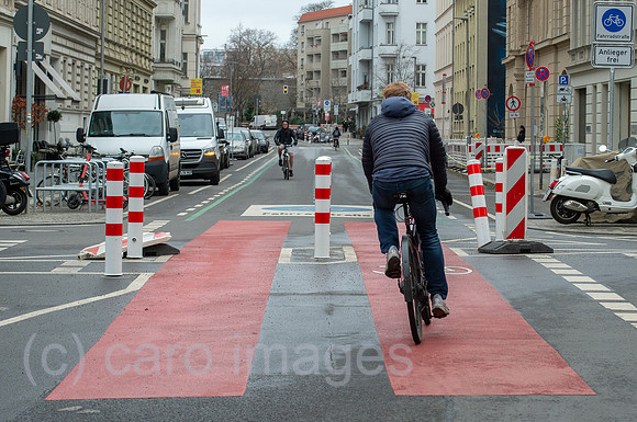 Berlin, Deutschland - Verkehrsberuhigung mit Pollern und Fahrbahnmarkierung in der Tucholskystrasse Ecke Auguststrasse in Berlin-Mitte