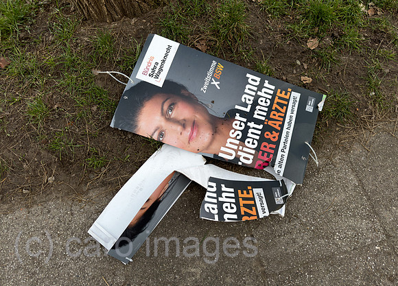 Deutschland, Bremen - Demoliertes Wahlplakat der kremlfreundlichen Partei BSW, nach der Bundestagswahl 2025, bei der sie knapp an der Fuenfprozenthuerde scheiterte