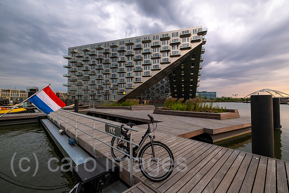 Niederlande, Amsterdam - Wohnprojekt Sluishuis (Schleusenhaus) auf kuenstlicher Insel bezahlbarer Wohnraum in IJburg, im Zuge des Wohnungsbauprogramm VINEX neu entstandener Stadtteil im Osten der Stad