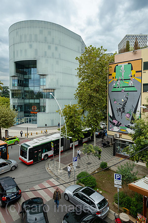 Albanien, Tirana - Verkehr am Morgen im Zentrum, links ein Einkaufszentrum