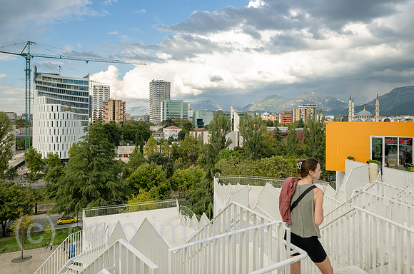 Albanien, Tirana - auf der Pyramide von Tirana, 1988 als Enver-Hoxha-Museum erbaut, dem 1985 verstorbenen Diktator gewidmet, heute Veranstaltungsort, Aussichtsplattform, Touristenmagnet