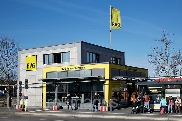 Berlin, Deutschland - Blick auf das BVG Kundenzentrum in Marzahn.