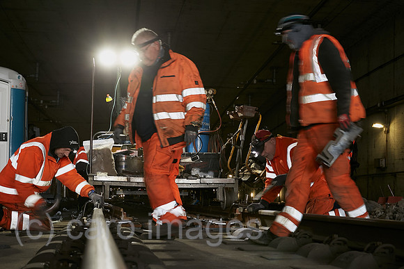 Berlin, Deutschland - Facharbeiter einer Gleisbaufirma bereiten das Verschweissen von zwei Gleisen am Tunnelzulauf zum Tiefgeschoss des Berliner Hauptbahnhofes vor.