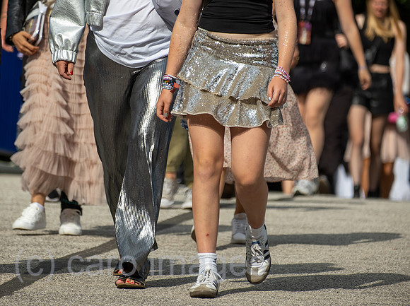 Deutschland, Hamburg - Taylor-Swift-Fans auf dem Weg zum Konzert ihres Stars im Volksparkstadion