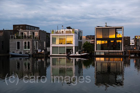 Niederlande, Amsterdam - Schwimmende Eigenheime in IJburg, im Zuge des Wohnungsbauprogramm VINEX neu entstandener Stadtteil im Osten der Stadt dem Meer abgetrotzt
