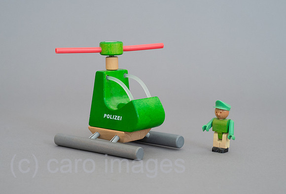 Berlin, Deutschland - Ein Polizeihubschrauber als Kinderspielzeug