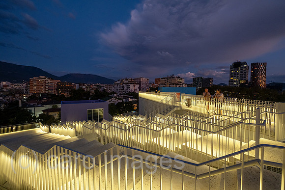 Albanien, Tirana - Blick auf das Zentrum von der Pyramide von Tirana, 1988 als Enver-Hoxha-Museum erbaut, dem 1985 verstorbenen Diktator gewidmet, heute Veranstaltungsort, Aussichtsplattform, Touriste
