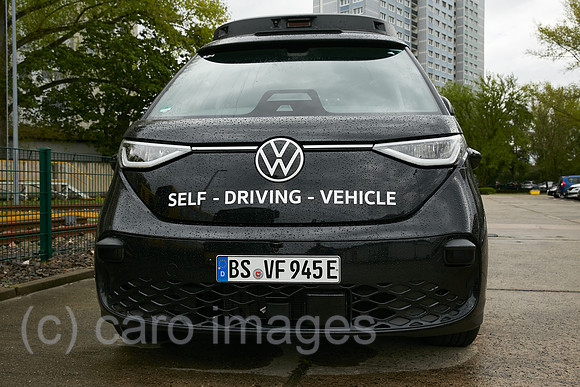 Berlin, Deutschland - Prototyp eines autonom fahrenden Fahrzeugs von MOIA auf Basis des VW ID Buzz.
