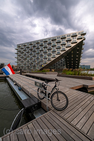 Niederlande, Amsterdam - Wohnprojekt Sluishuis (Schleusenhaus) auf kuenstlicher Insel bezahlbarer Wohnraum in IJburg, im Zuge des Wohnungsbauprogramm VINEX neu entstandener Stadtteil im Osten der Stad