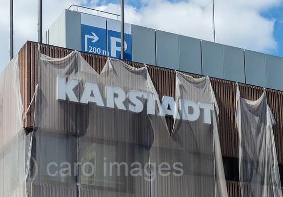 Berlin, Deutschland - Geschlossenes Kaufhaus von Karstadt in der Muellerstrasse