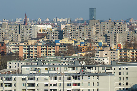 Berlin, Deutschland - Wohnbebauung in Berlin-Kreuzberg mit Blickrichtung Ost