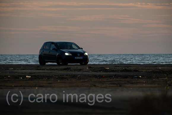 Albanien, Divjaka - Auto von einheimischen Touristen am Sandstrand im Nationalpark Divjaka-Karavasta