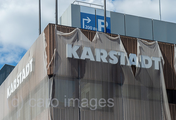 Berlin, Deutschland - Geschlossenes Kaufhaus von Karstadt in der Muellerstrasse