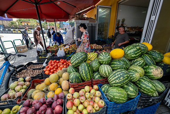 Albanien, Tirana - Obst- und Gemuesegeschaeft