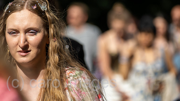 Deutschland, Hamburg - Taylor-Swift-Fans auf dem Weg zum Konzert ihres Stars im Volksparkstadion