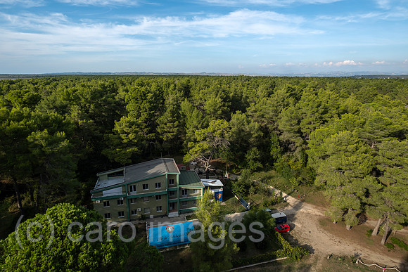 Albanien, Divjaka - Blick auf Pinienwald im Nationalpark Divjaka-Karavasta mit dem Gebaeude der Parkverwaltung