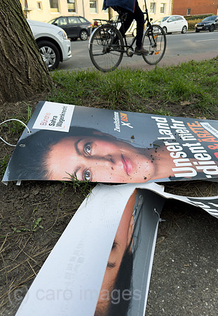 Deutschland, Bremen - Demoliertes Wahlplakat der kremlfreundlichen Partei BSW, nach der Bundestagswahl 2025, bei der sie knapp an der Fuenfprozenthuerde scheiterte