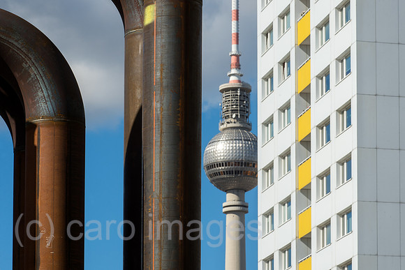 Berlin, Deutschland - DDR Plattenbauten mit Fernsehturm in Berlin-Mitte