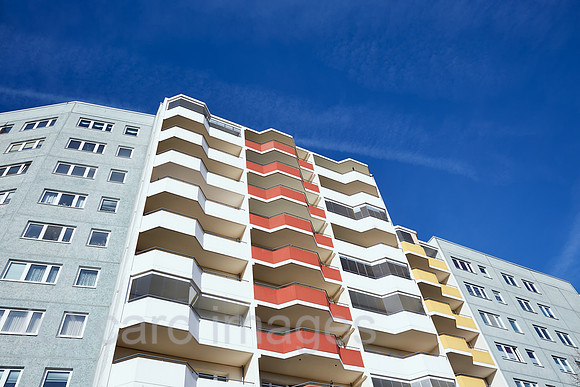 Berlin, Deutschland - Sanierte und modernisierte Hochhaeuser in Plattenbauweise in Berlin-Marzahn.