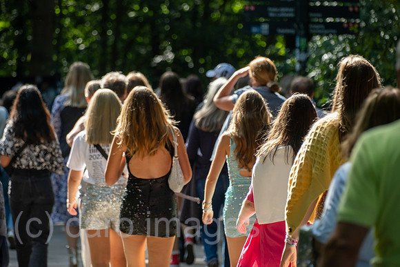 Deutschland, Hamburg - Taylor-Swift-Fans auf dem Weg zum Konzert ihres Stars im Volksparkstadion