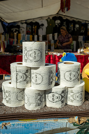 Ukraine, Lwiw - Verkauf von Souvenirs und Kleidung, dabei Klohpapier mit Putins Visage und einem deftigen Spruch, Abkuerzung steht fuer Putin ist ein Schwanz (Putin chuilo)