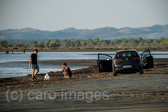 Albanien, Divjaka - Einheimische Touristen mit Auto am Sandstrand, Pinenwald und Bergkette im Nationalpark Divjaka-Karavasta