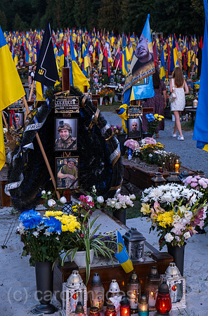 Ukraine, Lwiw - Das Marsfeld, Ehrenfriedhof der gefallenen Lwiwer Soldaten im Ukrainekrieg
