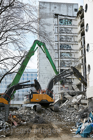 Berlin, Deutschland - Bagger bei Abrissarbeiten eines Plattenbaus an der Mollstrasse in Berlin-Mitte.