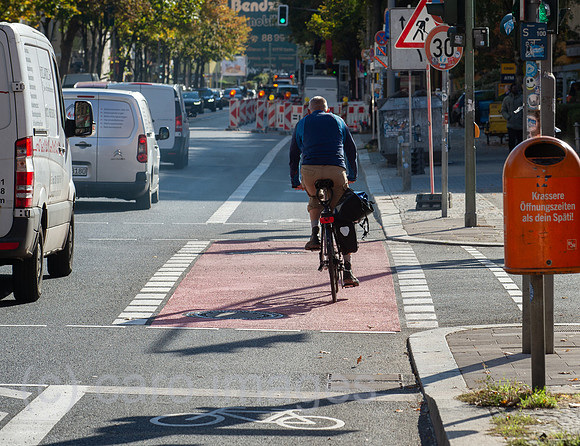Berlin, Deutschland - Fahrradfahrer auf dem Radweg Beusselstrasse in Berlin-Moabit