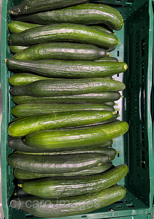 Deutschland, Tostedt - Gurken in einem Supermarkt