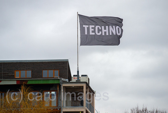 Berlin, Deutschland - Flagge mit Schriftzug TECHNO auf dem Holzmarkt 25 und Kater Blau
