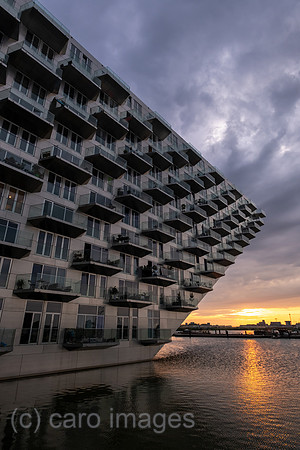 Niederlande, Amsterdam - Wohnprojekt Sluishuis (Schleusenhaus) auf kuenstlicher Insel bezahlbarer Wohnraum in IJburg, im Zuge des Wohnungsbauprogramm VINEX neu entstandener Stadtteil im Osten der Stad